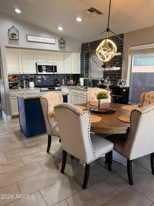 Building Photo - 734 E Kelsi Ave