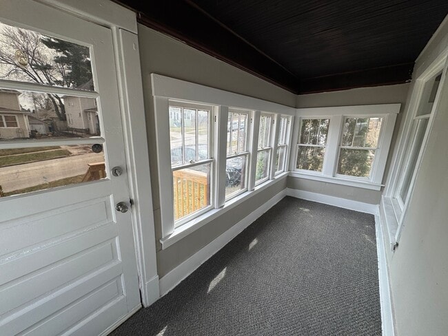 Building Photo - Spacious 2-Bedroom Home in a Quiet Neighbourhood!