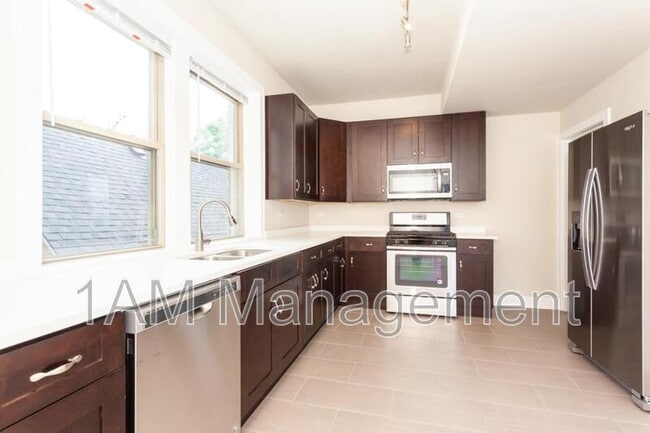 Building Photo - 4249 N Lawndale Ave