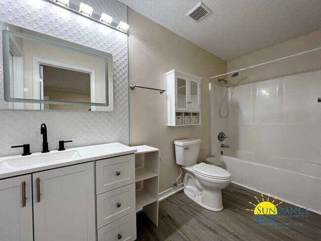 Building Photo - Custom upgrades in this beautiful Crestview home!