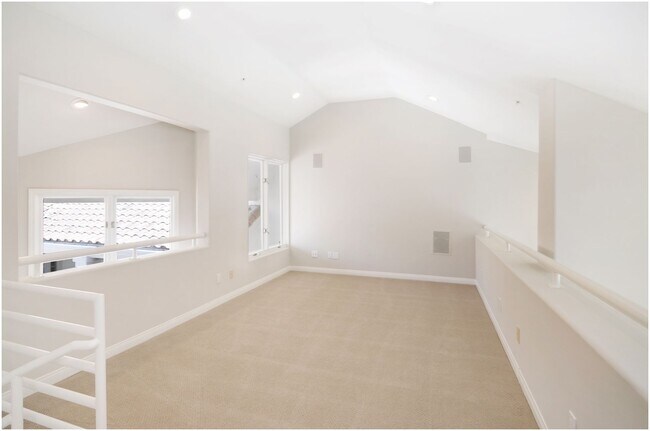 Building Photo - Oceanfront Penthouse in Huntington Beach!!