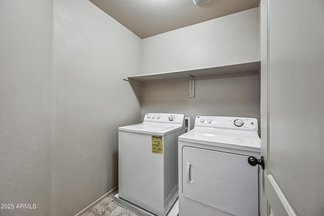 Building Photo - 2060 E Heartwood Ln