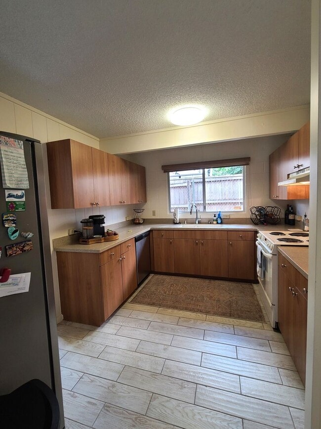 Building Photo - Split Ac, private yard and Walk to Downtown