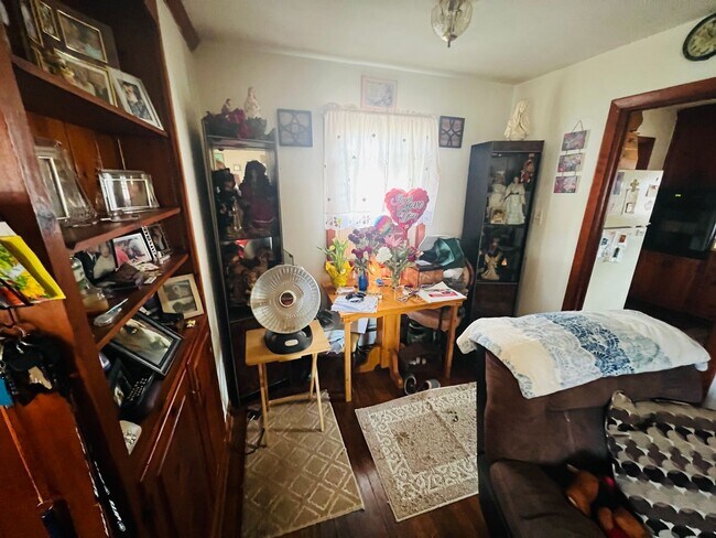 Building Photo - Adorable 3bdrm/1bth Brich Rancher Convenie...