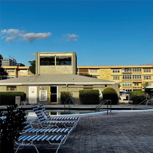 Building Photo - 215 SE 3rd Ave