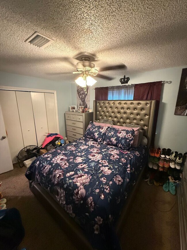 Building Photo - Upgraded 2BR/1.5BA Townhouse Apartment Con...
