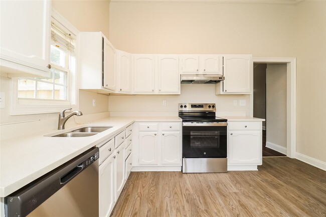 Building Photo - Spacious 4BR Home with Vaulted Ceilings, Fireplace & Large Backyard!