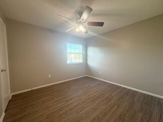 Building Photo - Fantastic 3 BR Lake Mary Home with vaulted...