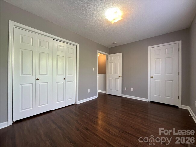 Building Photo - 1520 N Main Ave