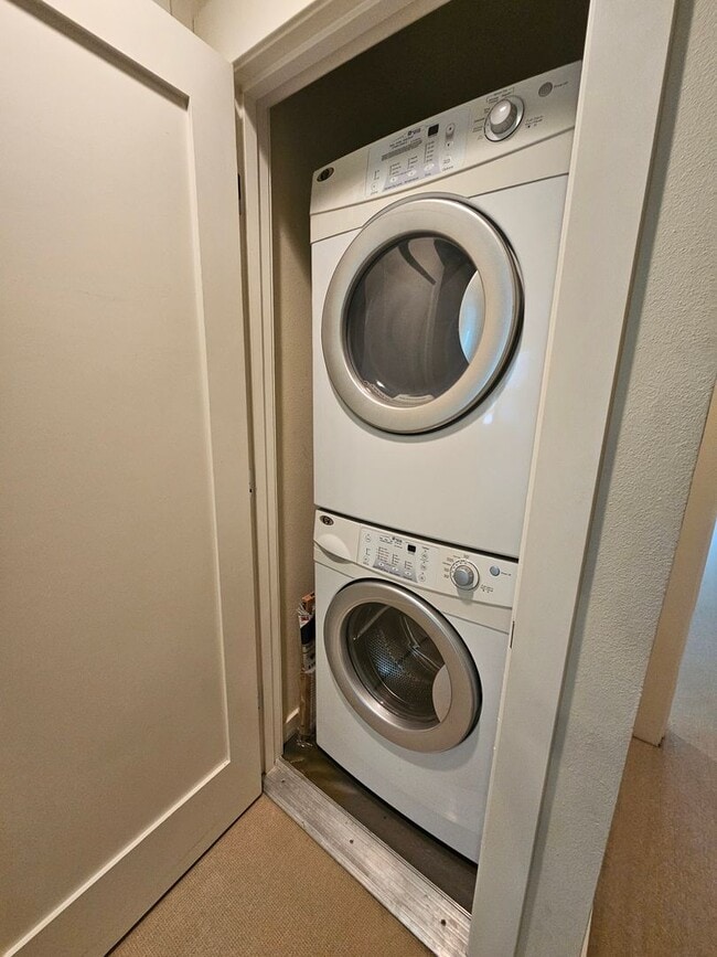 Building Photo - MOVE IN SPECIAL! 1/2 OFF FIRST MONTH'S REN...