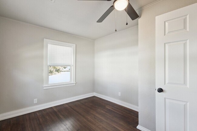 Building Photo - 3/1.5 Near TU Available Now!