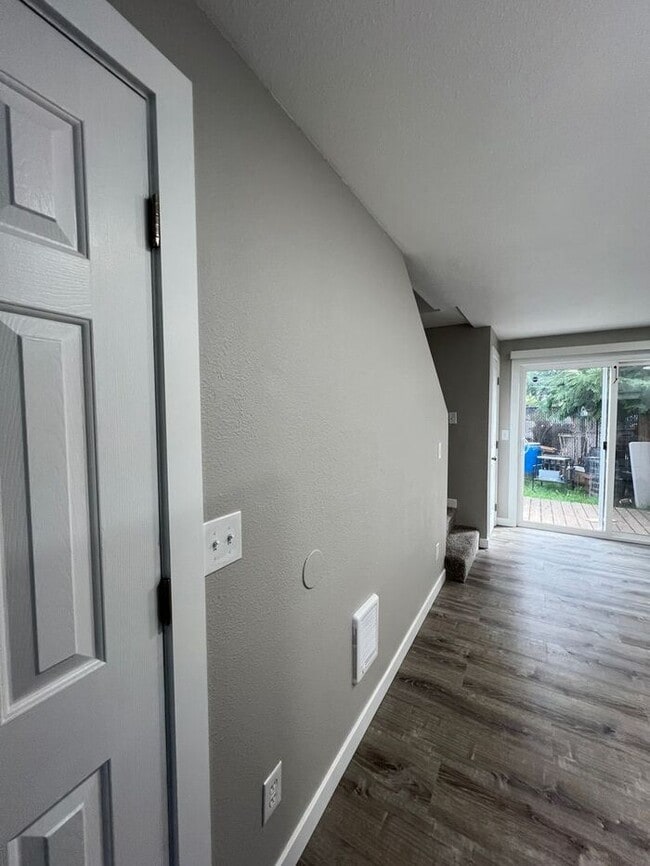 Building Photo - Updated 2BD/1BA Townhome- Move-In Ready Just in Time for Summer!