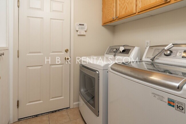 Building Photo - Spacious 5-Bedroom Retreat with Cozy Fireplace in Prime Tracy Location!
