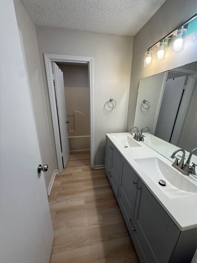 Building Photo - 311 E Jeff Davis Ave