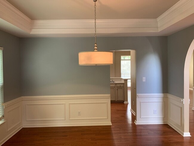Building Photo - Move-in Ready 5 bedroom, 3.5 bath house lo...