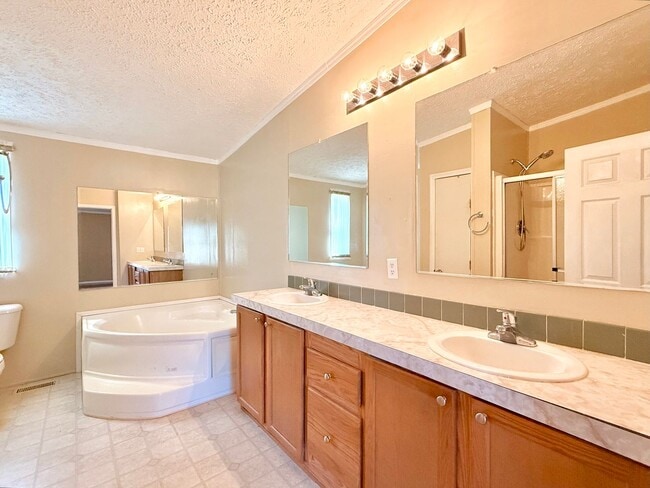 Building Photo - Lovely spacious home-3 bedroom-2 bathrooms-all appliances