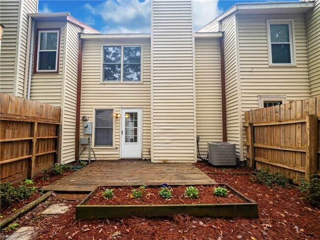 Building Photo - 2407 Rennie Dr