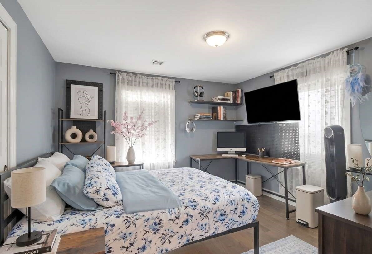 Building Photo - 10 Oak St