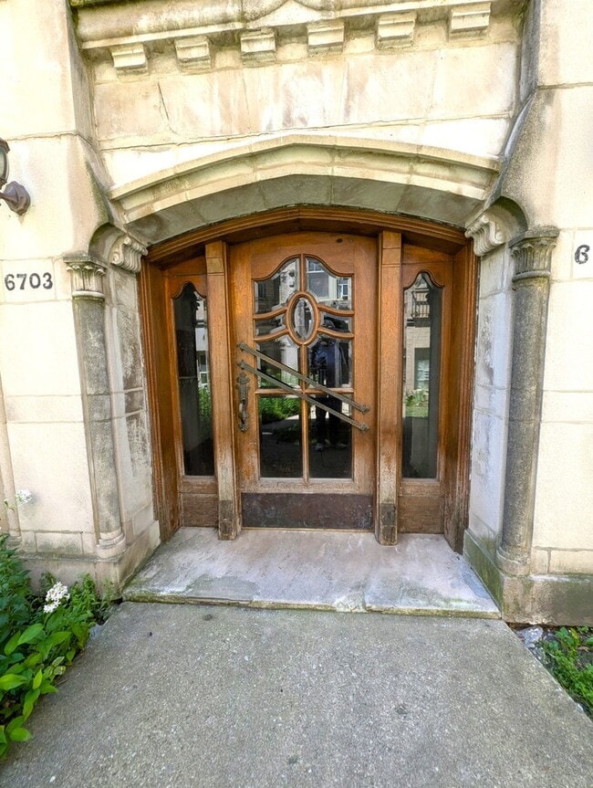 Building Photo - 6703 N Greenview Ave
