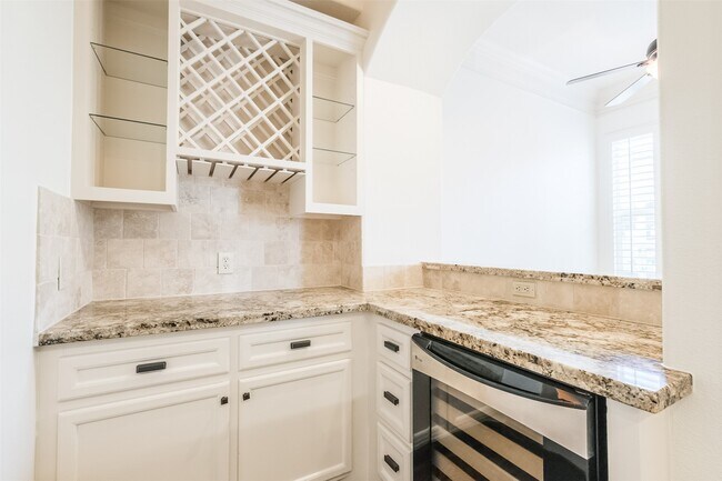 Building Photo - 407 W Bell St