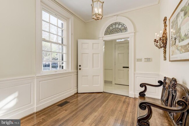 Building Photo - 2425 California St NW