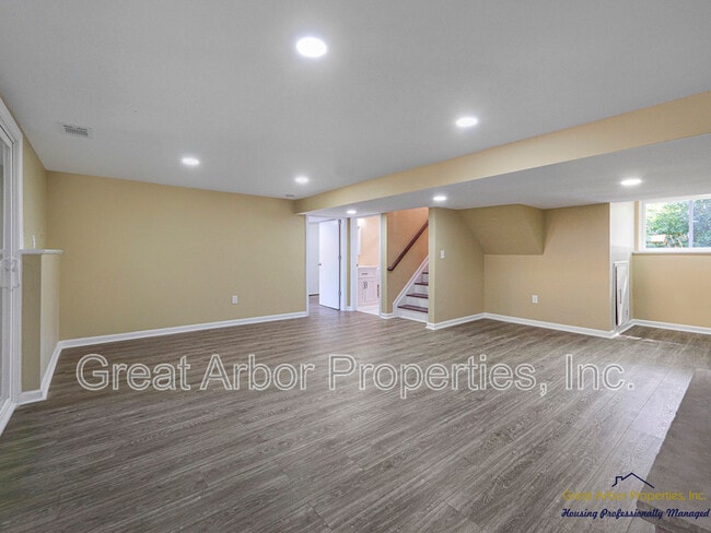 Building Photo - 3624 Maple Dr