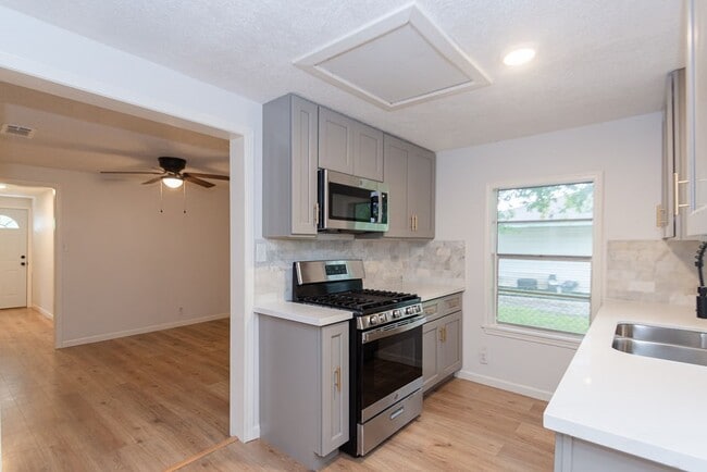 Building Photo - 2425 Fayle St