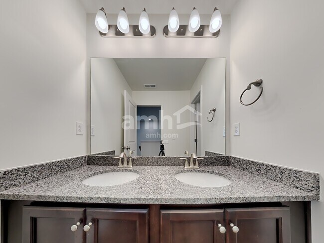 Building Photo - 5275 Valley Dr