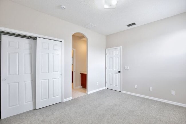 Building Photo - Gorgeous 4/2.5 Home with a 2 Car Garage Lo...