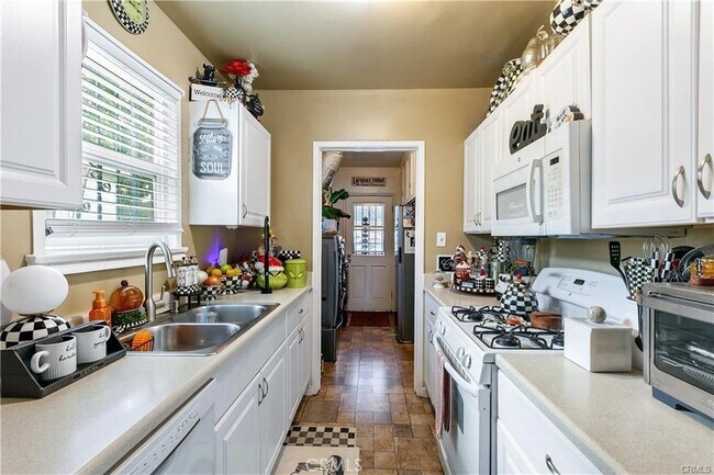 Building Photo - 3907 Edgehill Dr