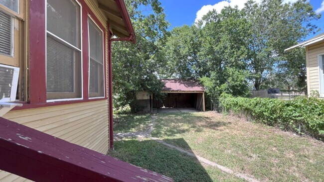 Building Photo - Updated Vintage Vibes Just Minutes from Do...