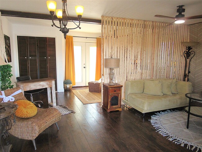 Building Photo - 2503 River Crest Dr