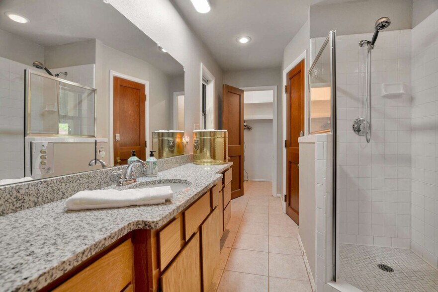 Building Photo - 13014 Schoolhouse Dr