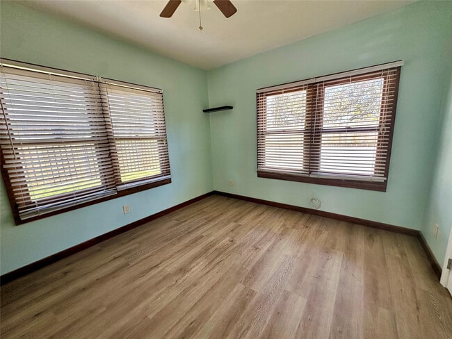 Building Photo - 11 SW 11th Ave