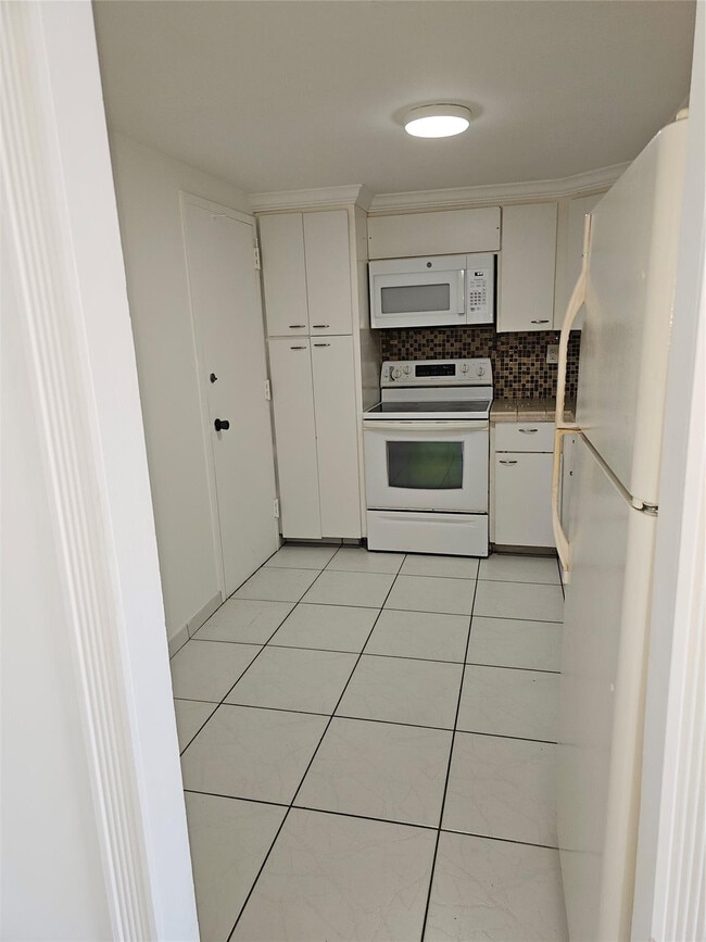 Building Photo - 500 Bayview Dr