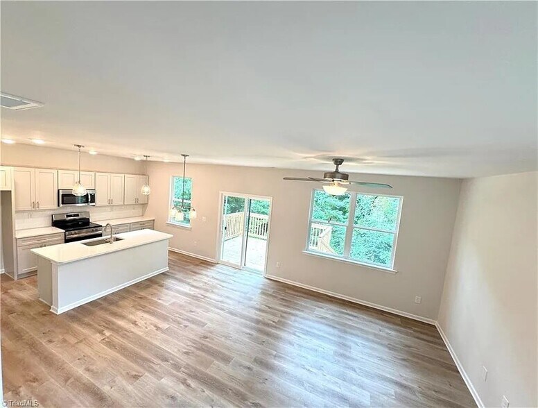 Building Photo - 1086 W Bank St