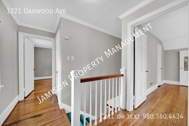Building Photo - 1221 Oakwood Ave