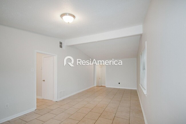 Building Photo - Renovated 3/2 in Great Location!