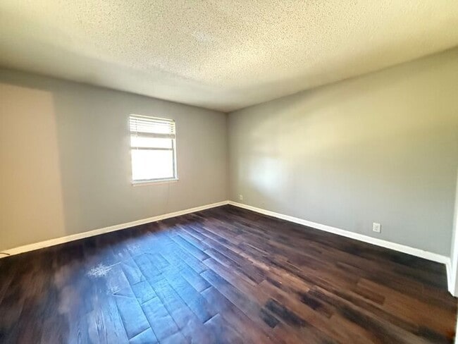 Building Photo - 1 Bed/ 1 Bath Condo!  Harding / Southern Hills Area!  Pets ok!