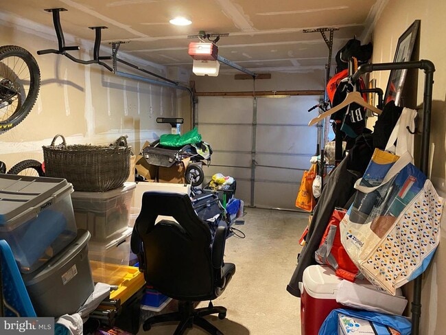 Building Photo - 202 Oaktree Ct