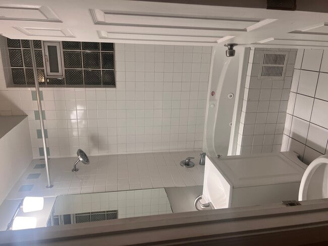 Building Photo - 1430 E 69th St