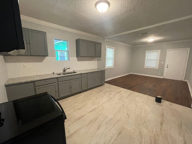 Building Photo - Completely renovated 4/2 Single Family hom...