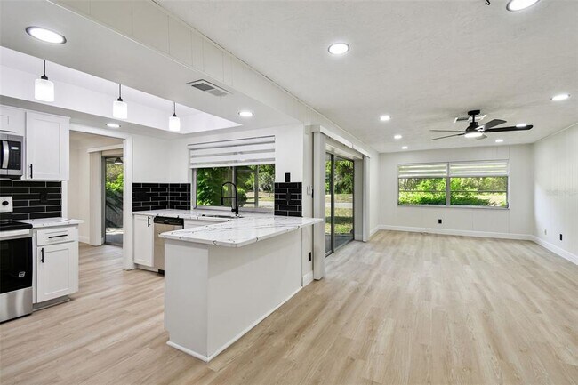 Building Photo - 970 Rolling Hills Dr