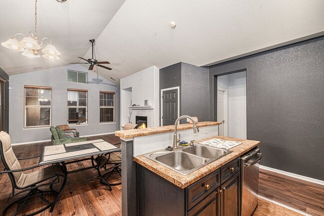 Building Photo - Single room for rent in the heart of Heath...