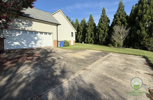 Building Photo - 2071 Howlong Ave