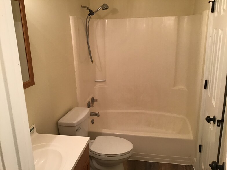 2nd floor full bath - 285 Merrimac Trl