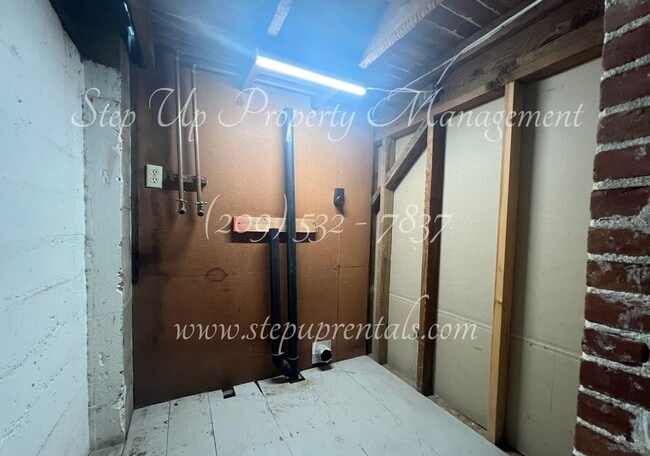 Building Photo - Beautiful 1920's 3 Bed 1 Bath Home Within ...