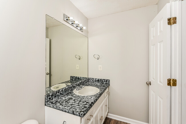 Building Photo - Ellenwood Comfort with Spacious Living