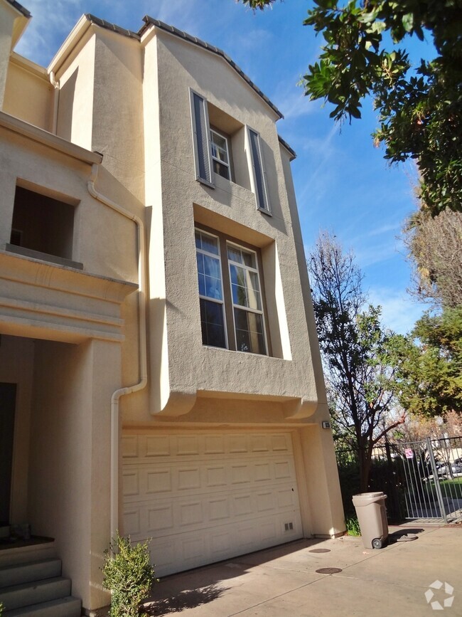 Building Photo - End Unit 2 Bedroom Townhome plus Bonus Roo...