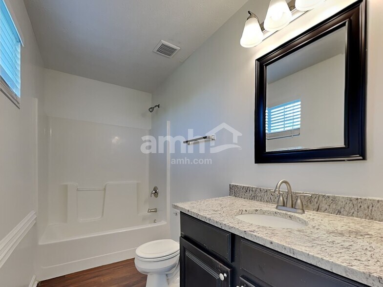 Building Photo - 156 Haverstraw Pl